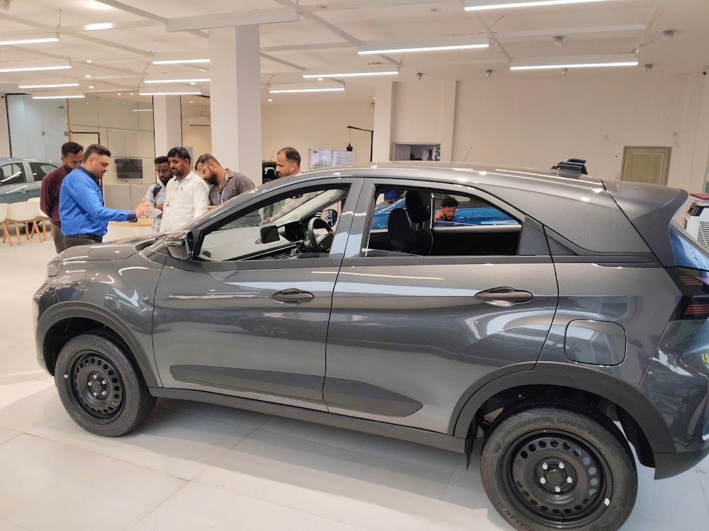 SUGANDH AUTOMOBILE TATA MOTORS SHOWROOM UJJAIN