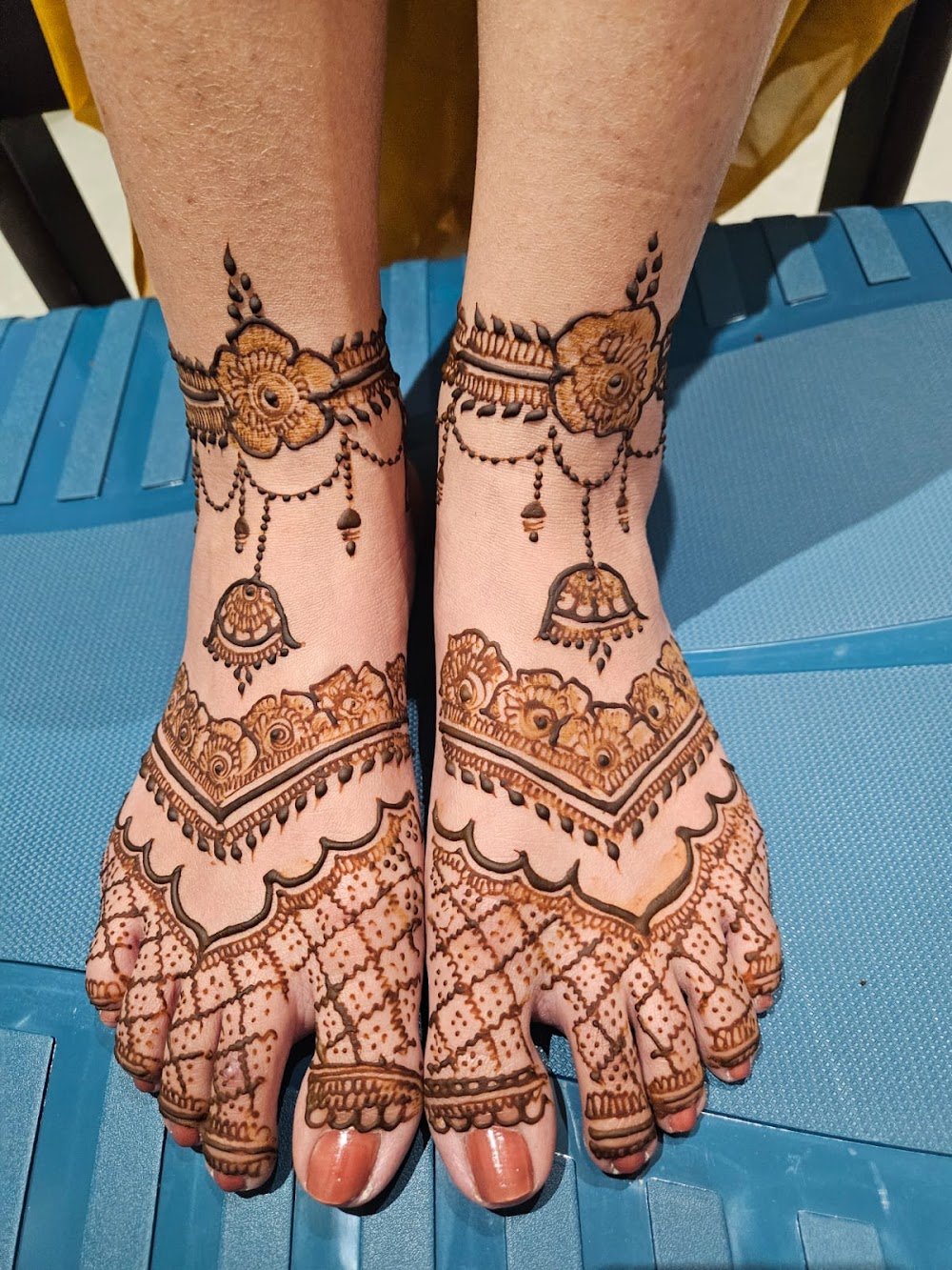 Riddhi Mehndi artist and Nail artist