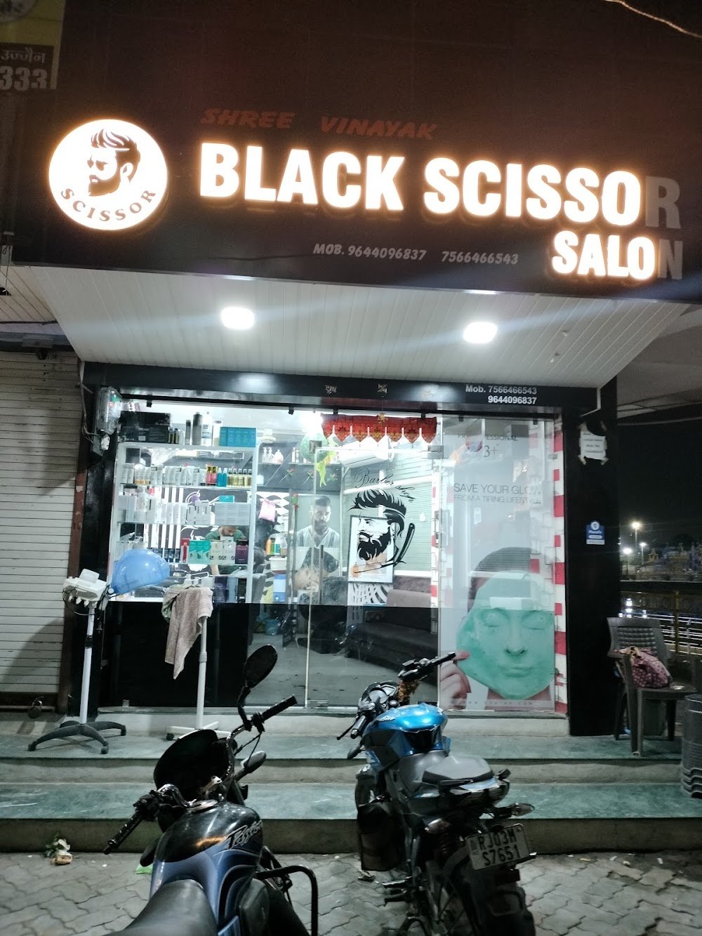 Black scissor salon