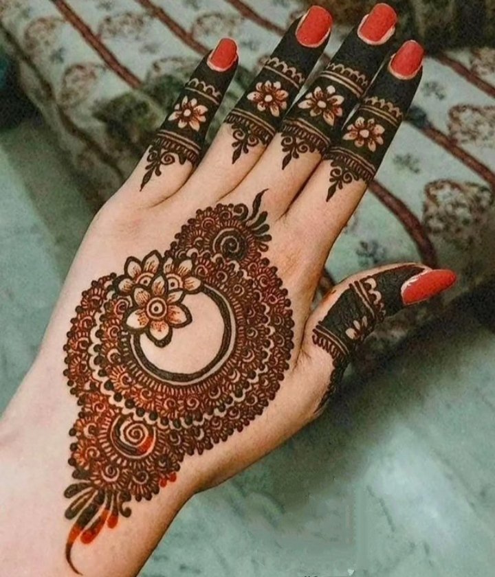 Riddhi Mehndi artist and Nail artist