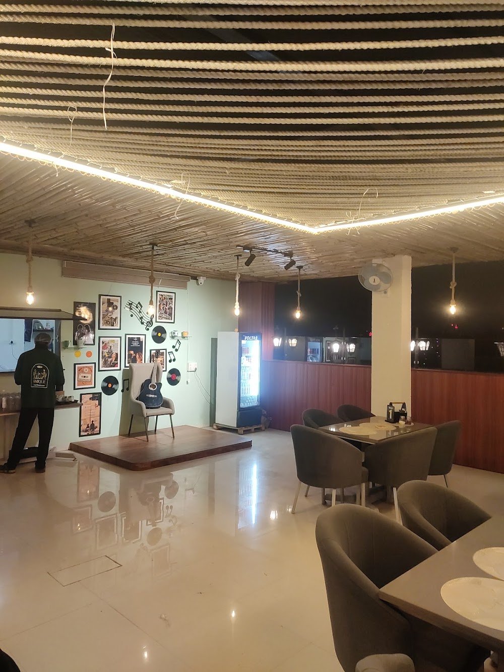 Komique Cafe and Restaurant