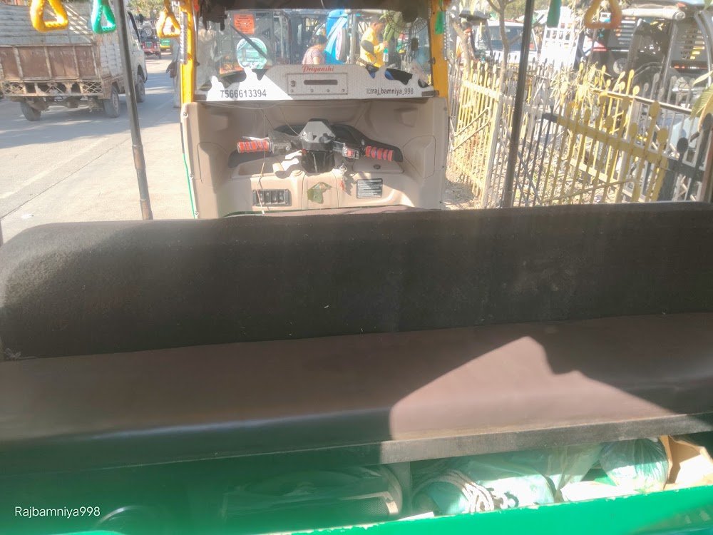 Priyanshi tour and travels best auto and taxi service ujjain Madhya Pradesh