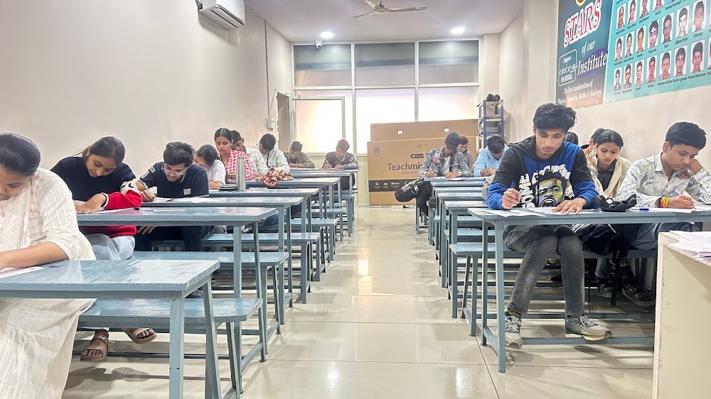 REET Education-IIT JEE & NEET Coaching in Ujjain(Freeganj)