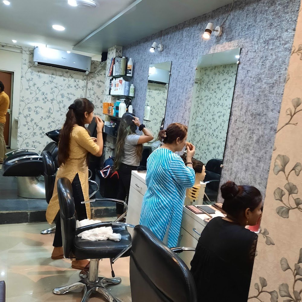 Seema's Aakkriti Beauty Academy & Salon