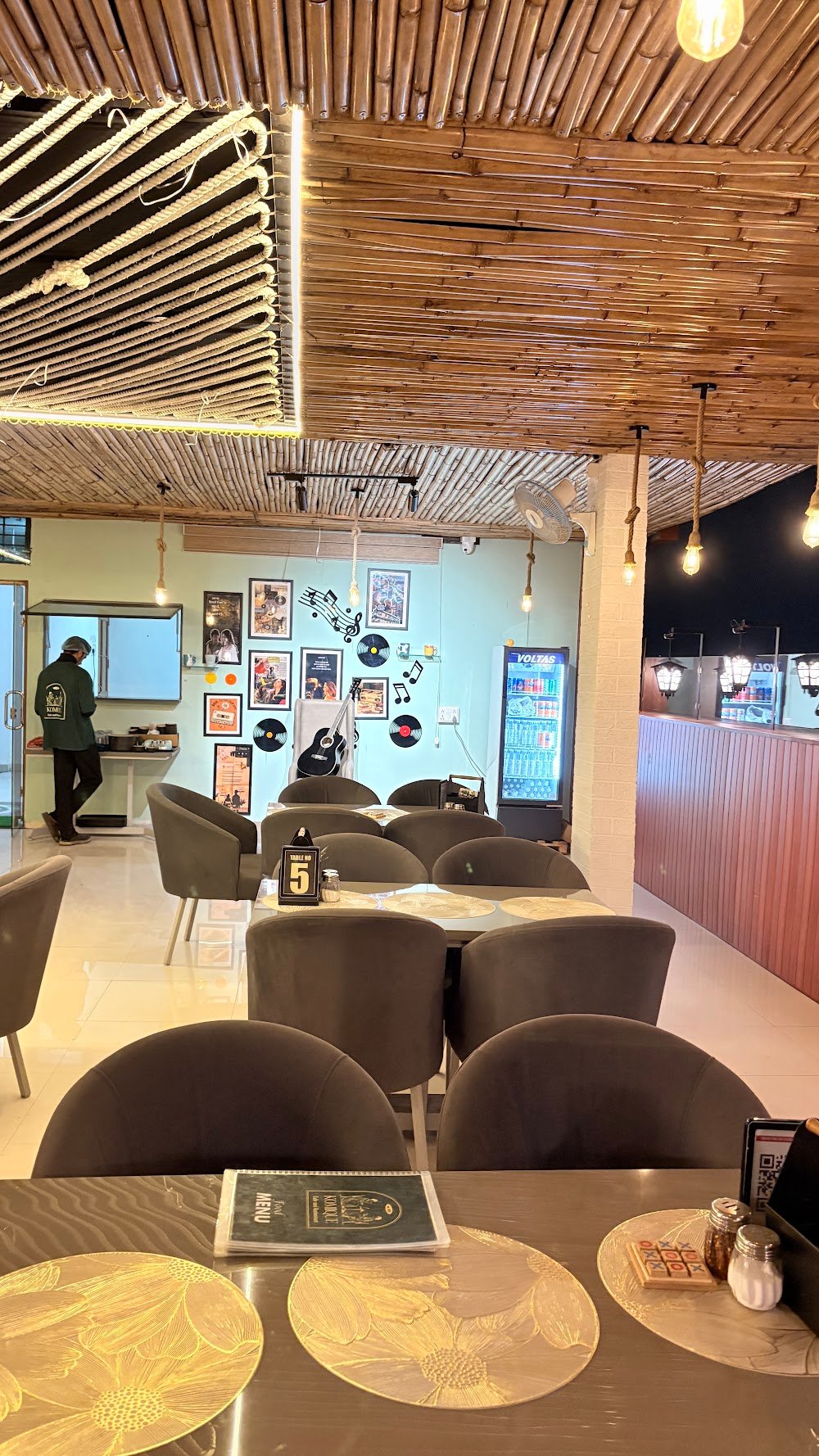Komique Cafe and Restaurant