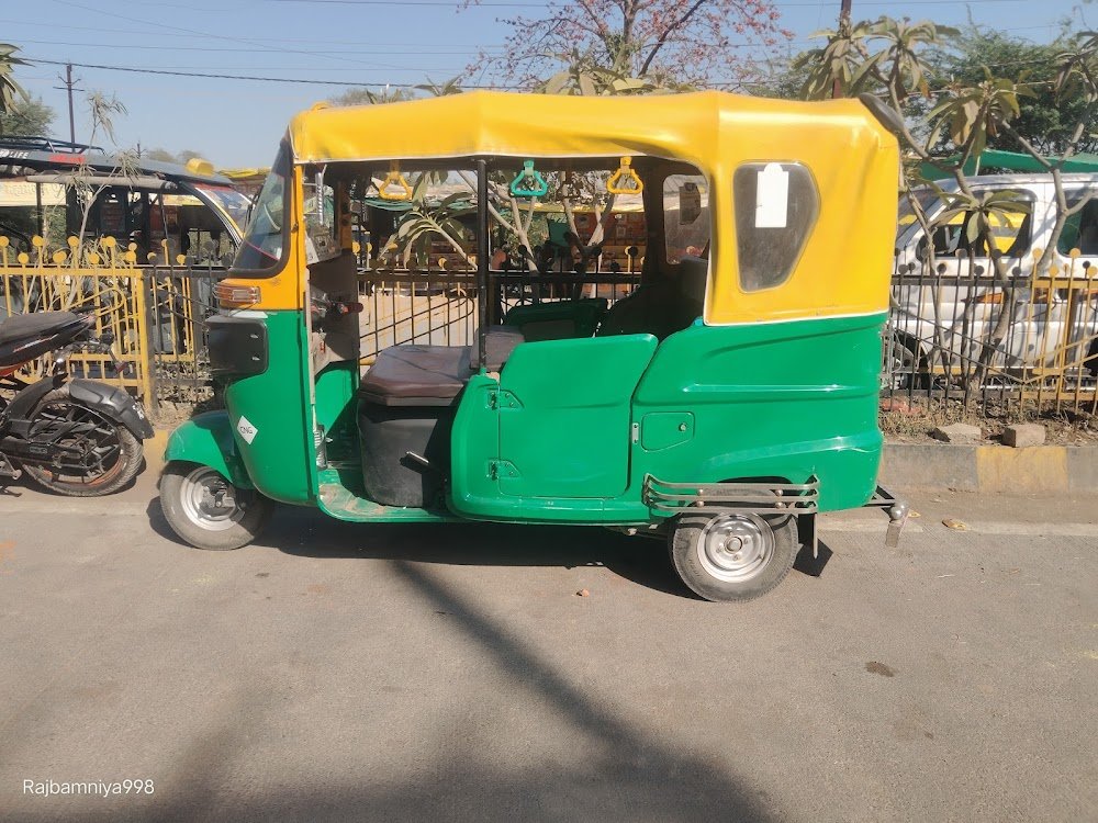 Priyanshi tour and travels best auto and taxi service ujjain Madhya Pradesh